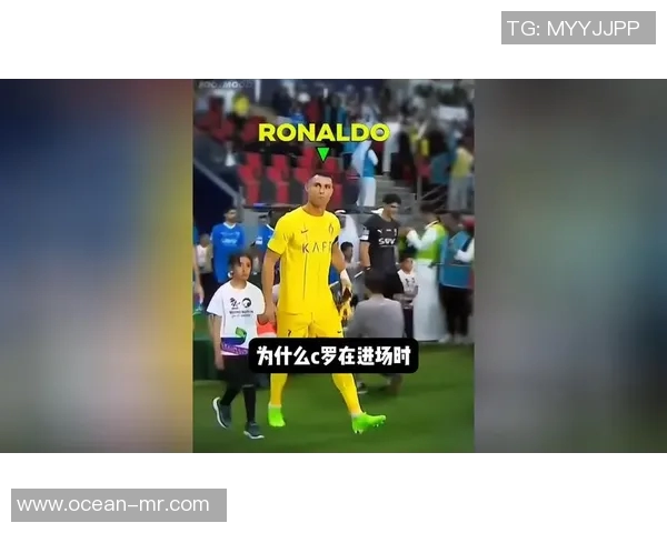 欧冠赛场惊现奇葩事件球迷冲入场内夺走C罗球衣引发热议 欧冠赛场惊现奇葩事件球迷冲入场内夺走C罗球衣引发热议